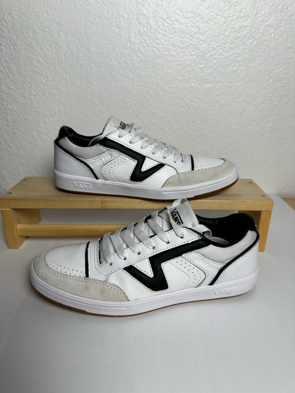Vans Lowland CC ComfyCush White Black Gum Sneakers Men’s 9 / Women’s 10.5